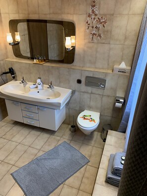 Family Suite, 2 Bedrooms | Bathroom - Apartment Katarina (Fieberbrunn)