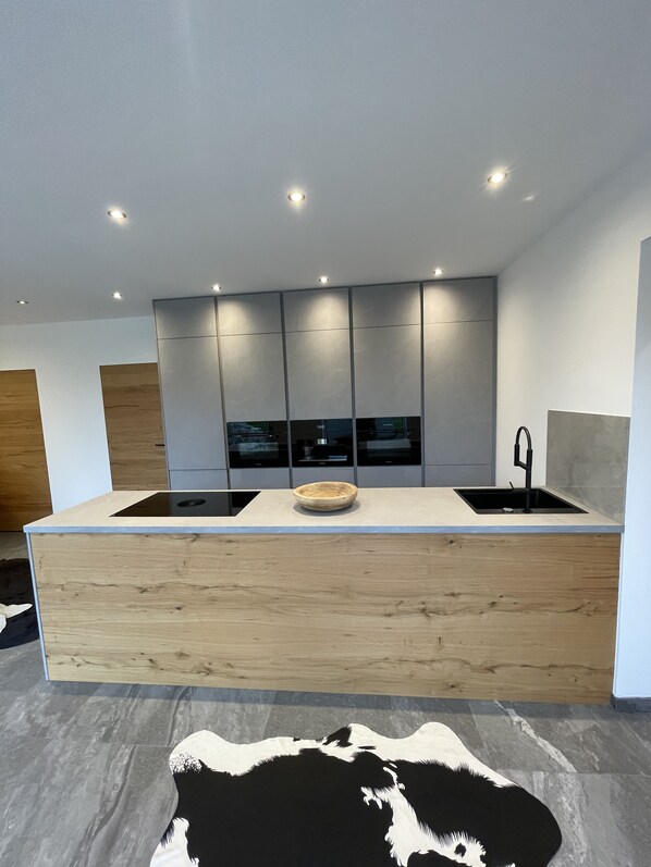 Lyxlägenhet | Eget kök | Kylskåp, mikrovågsugn, ugn och spishäll