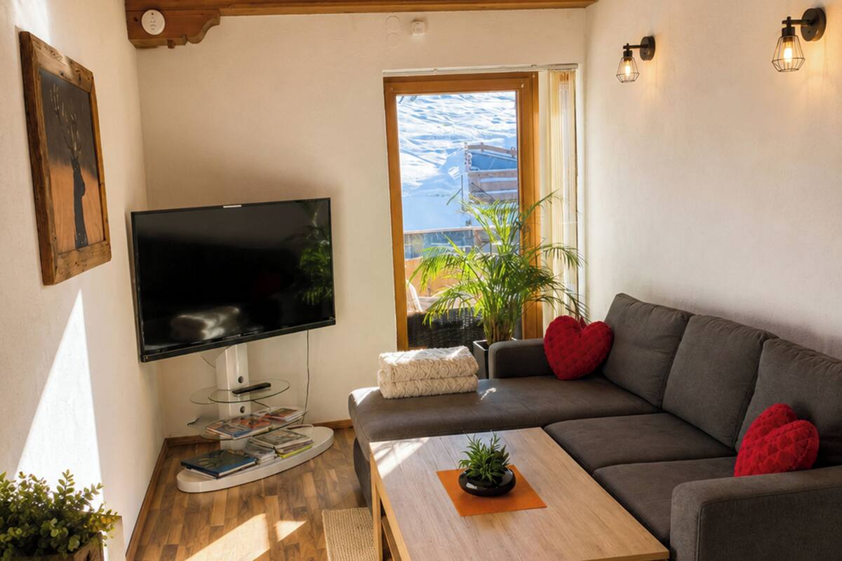 Apartemen Comfort | Area keluarga | TV LCD, meja tenis meja, mainan, dan buku