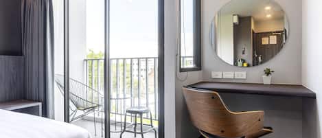 Caja de seguridad en la habitación y escritorio