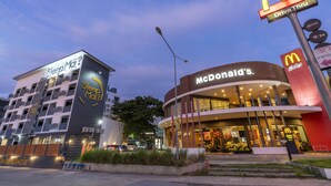 Bagian depan properti - sore/malam
