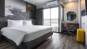 Connecting Mai with Balcony | Brankas, meja kerja, ruang kerja ramah laptop, dan tirai kedap cahaya