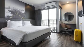 Connecting Mai with Balcony | In-room safe, desk, laptop workspace, blackout drapes