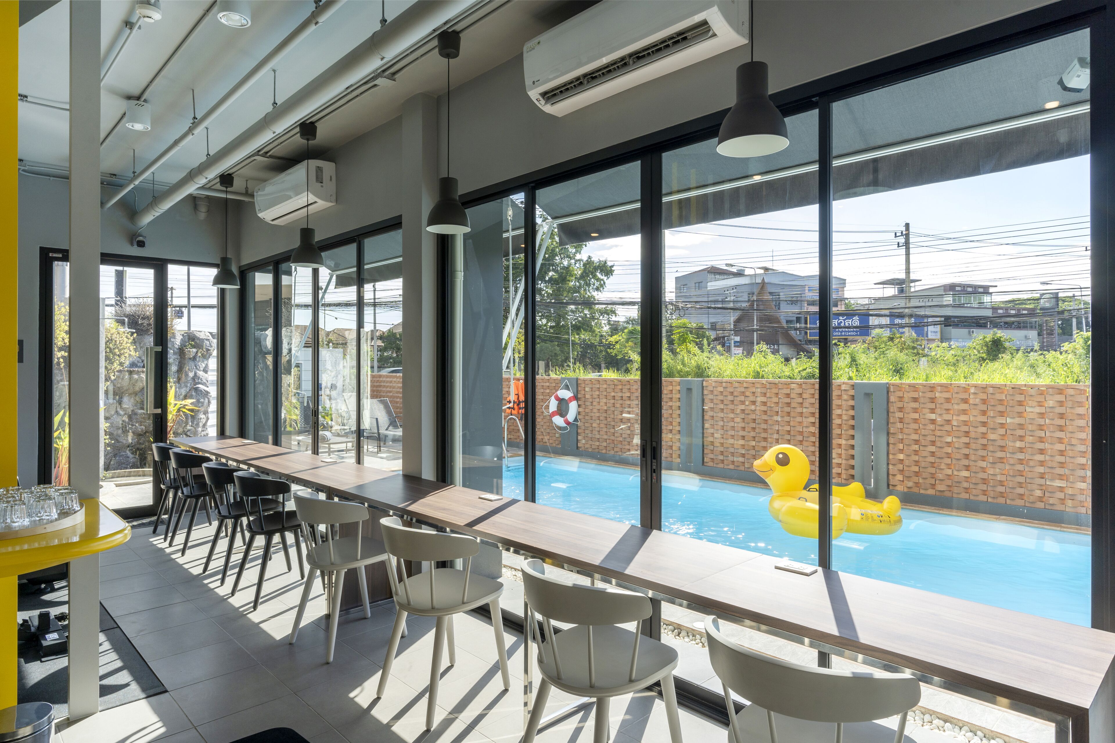 室外游泳池，10:30 至 20:00 开放，日光浴躺椅