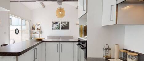 Mikrowelle, Ofen, Geschirrspüler, Wasserkocher mit Kaffee-/Teezubehör