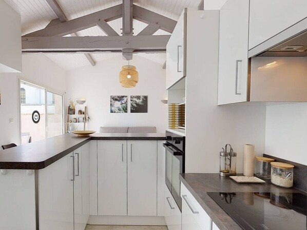 Mikrowelle, Ofen, Geschirrspüler, Wasserkocher mit Kaffee-/Teezubehör