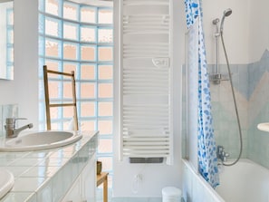 Bathroom - Seaside Villa with Pool, 3 Bedrooms, and Modern Amenities (Capbreton)
