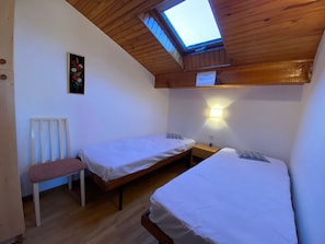 2 bedrooms, travel crib, WiFi
