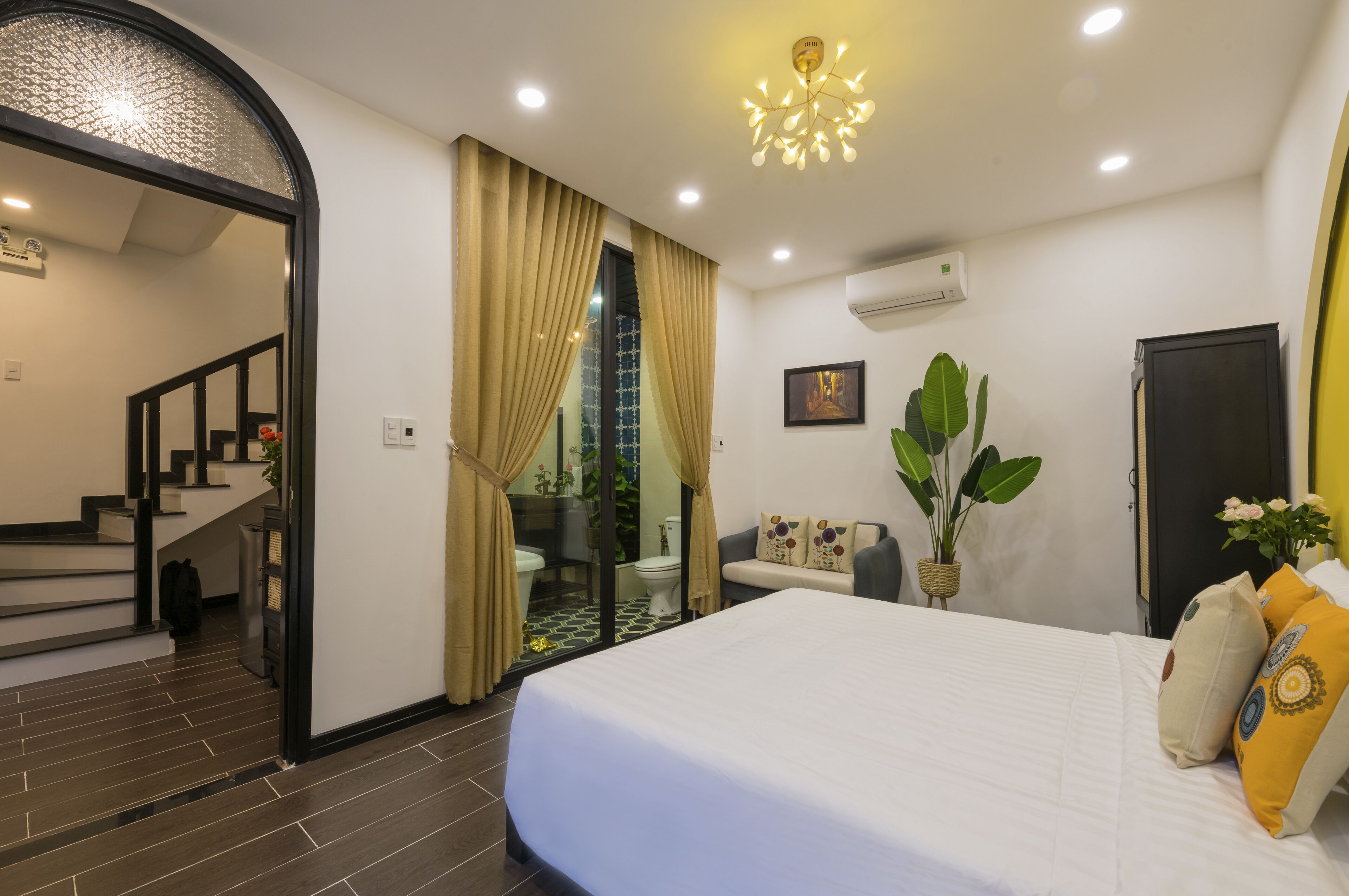 2 makuuhuonetta, tallelokero huoneessa, työpöytä, äänieristys