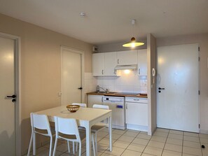 Kühlschrank, Mikrowelle, Herdplatte, Geschirrspüler