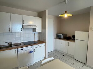 Køleskab, mikrobølgeovn, kogeplade, opvaskemaskine