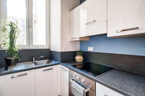 Fridge, oven, dishwasher, coffee/tea maker