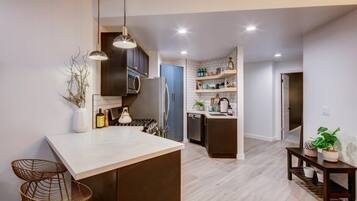 Een koelkast, een microgolfoven, een oven, een kookplaat