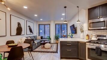 Een koelkast, een microgolfoven, een oven, een kookplaat