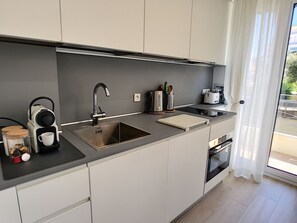 Fridge, microwave, oven, coffee/tea maker