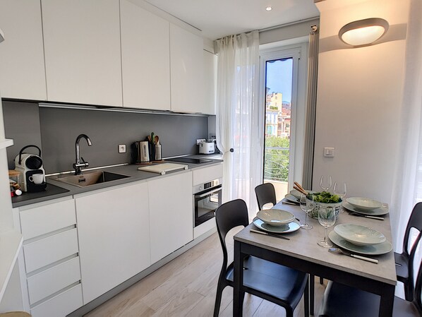 Fridge, microwave, oven, coffee/tea maker