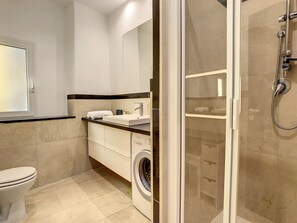 Douche, articles de toilette gratuits, sèche-cheveux