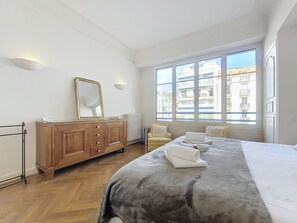 2 bedrooms, iron/ironing board, free internet