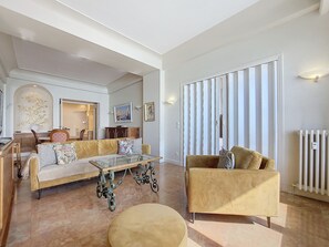 Flat-screen TV, DVD player, streaming services