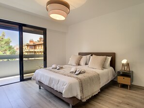 2 عدّة غرف نوم وخزنة داخل الغرفة ومكواة/لوح كي وإنترنت مجاني