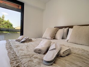 2 chambres, coffres-forts dans les chambres, fer et planche à repasser