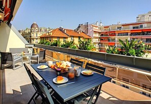 تناول الطعام بالخارج