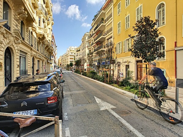 A street with parked cars and a cyclist. - N&J - ANGEL'S BAY - Central - Close sea (Niza)
