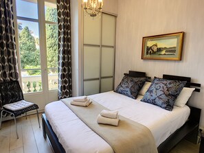 1 chambre, fer et planche à repasser