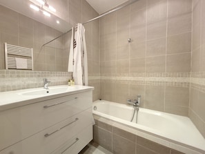 Bathtub, hair dryer - N&J - RIVIERA PROVENCE - CENTRAL - NEAR SEA (Niza)