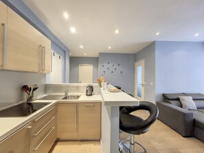 Kjøleskap, mikrobølgeovn, ovn og oppvaskmaskin