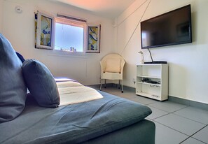 1 chambre, fer et planche à repasser