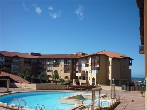 Beachside Apartment with Pool, Parking, and Sea Views in Hossegor – Sleeps 4