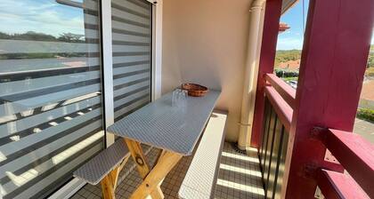Beachside Apartment with Pool, Parking, and Sea Views in Hossegor – Sleeps 4