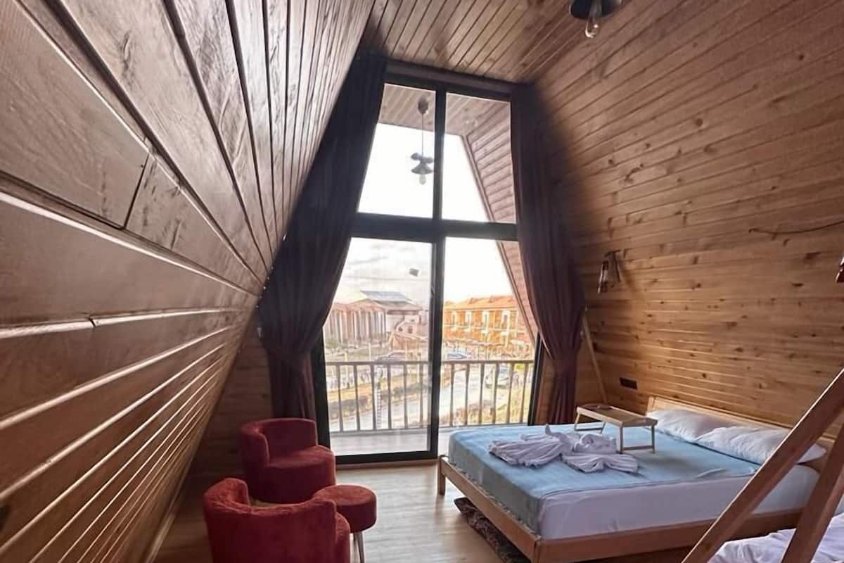 Business bungalow, 3 slaapkamers, open haard, uitzicht op heuvels | 1 slaapkamer, een kluis op de kamer, een laptopwerkplek
