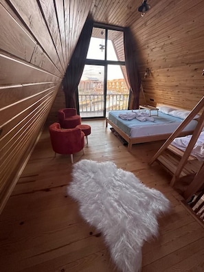Business-Bungalow, 3 Schlafzimmer, Kamin, Hügelblick | Zimmersafe, laptopgeeigneter Arbeitsplatz, Verdunkelungsvorhänge
