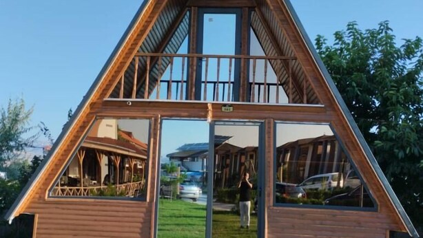A wooden triangular house with a balcony and large windows. - Green Garden House Hotel&Spa (Tefenni)