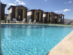 Piscine extérieure (ouverte en saison), cabanons gratuits