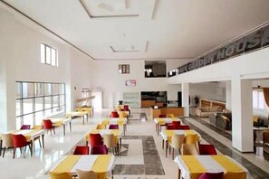 早餐，供應午餐和晚餐