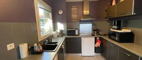 Réfrigérateur, micro-ondes, plaque de cuisson, lave-vaisselle