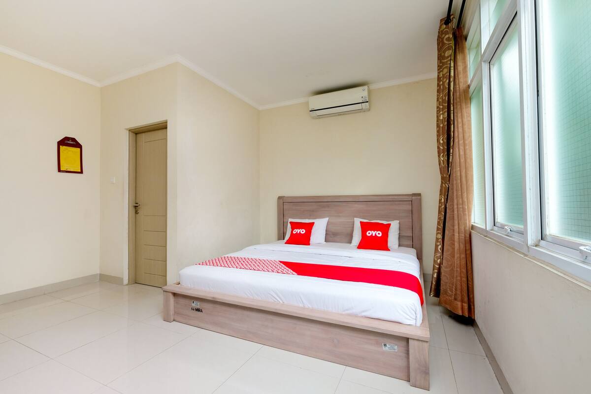 Desk, free WiFi, bed sheets