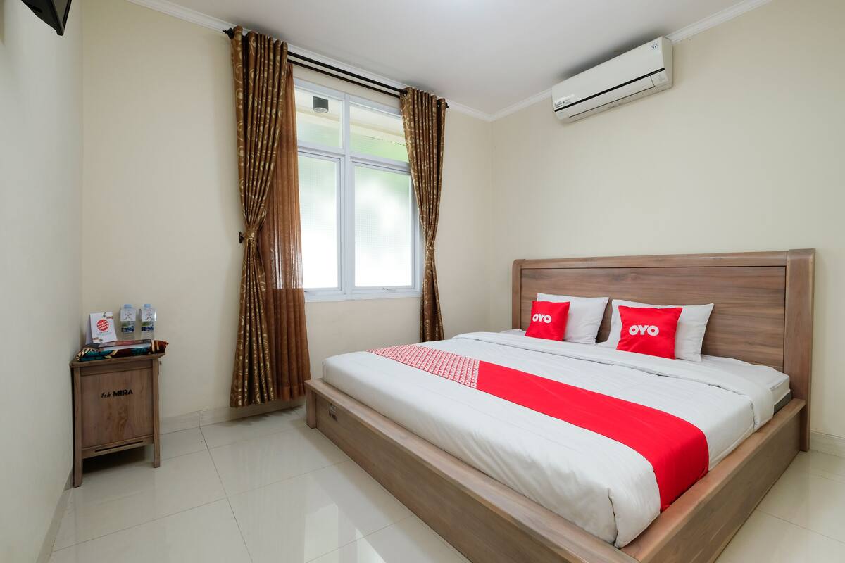 Desk, free WiFi, bed sheets