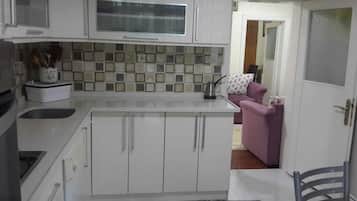 Full-sized fridge, oven, stovetop, dishwasher