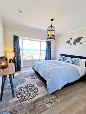 5 bedrooms, desk, iron/ironing board, WiFi - Breathtaking sea view house (Oamaru North)