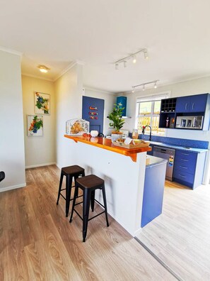 Kühlschrank, Mikrowelle, Ofen, Geschirrspüler