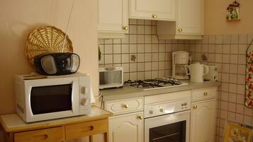 Een koelkast, een microgolfoven, een oven, een kookplaat