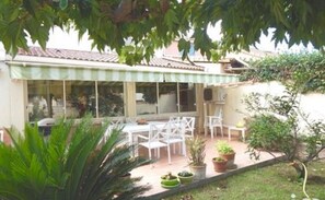 Outdoor dining - Seaside villa with terrace and garden (Penta di casinca)