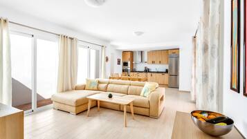 Apartamento superior, 3 habitaciones | Cocina privada | Frigorífico, microondas, horno y placa de cocina