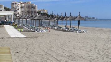 Platja a a prop, platja de sorra blanca i gandules de platja