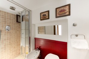 Douche, sèche-cheveux, serviettes fournies