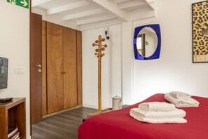 1 habitación, tabla de planchar con plancha, wifi gratis y ropa de cama 